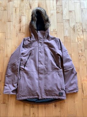 Volcom Women's Ski Snow Jacket in Dusty Mauve with Faux fur.